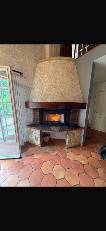 Installation d'un poêle à bois Barbas dans une cheminée ouverte à Tresses en Gironde