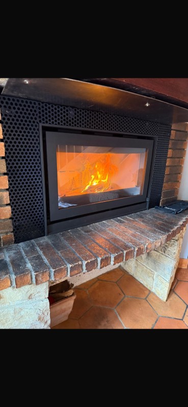 Installation d'un poêle à bois Barbas dans une cheminée ouverte à Tresses en Gironde