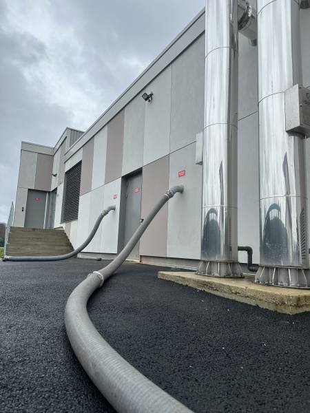 Voici l'installation d'une chaudière alimentant un piscine municipale