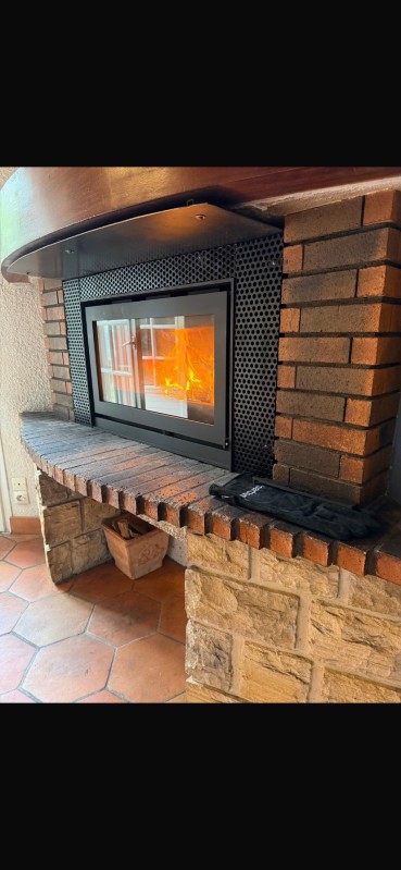 Installation d'un poêle à bois Barbas dans une cheminée ouverte à Tresses en Gironde